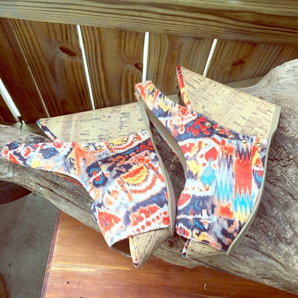 G by Guess Multicolor Patterned Wedges - Picture 7 of 10